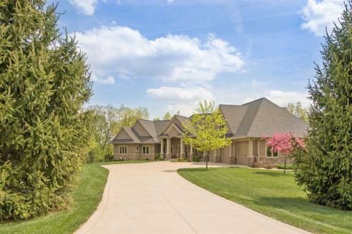 1564 Iroquois Dr, Twin View Heights, IA 52333-9202