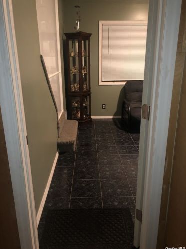 952 Washington Ave, Westbury NY  11590-6038 exterior