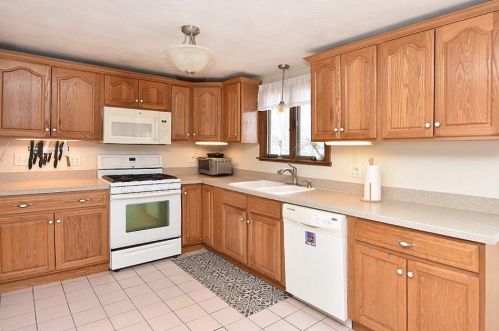 27 Hamilton Ave, Warwick RI  02886-9609 exterior