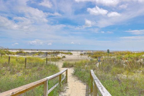 8000 Palmetto Dr, Isle Of Palms SC 29451-2879 exterior