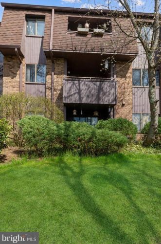 2424 Old Stone Mill Dr, East Windsor, NJ 08512-2221