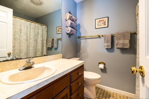 13 Dennison Rd, Essex CT  06426-1352 exterior