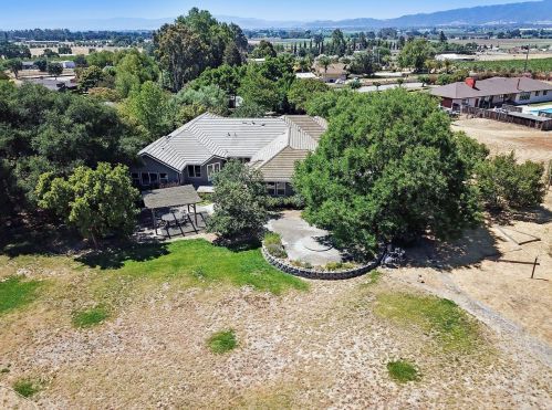 10000 Walter Welsher Ct, Gilroy CA  95020-9704 exterior