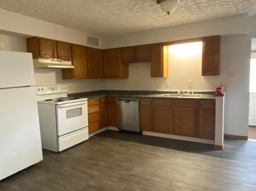 106 Taylor St, Crooksville, OH 43731-1152