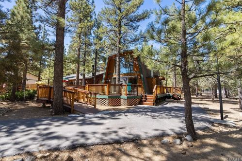 1065 Hemlock Ln, Big Bear City, CA 92314-9226