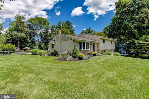15 Tulip Cir, Southampton, PA 18966-3068