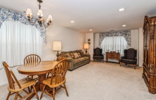 75 Morley Cir, Huntington Station, NY 11747-4830