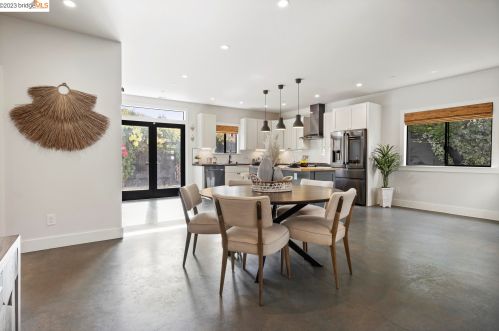 1077 57th St, Oakland CA  94608-2744 exterior