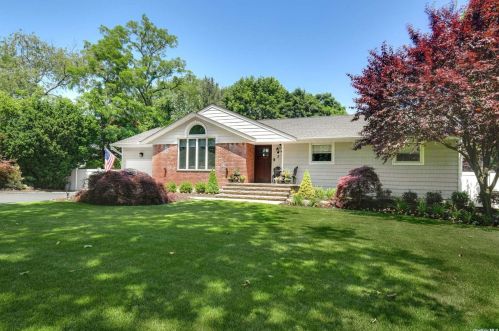 3 Lorijean Ln, Elwood NY  11731-4009 exterior