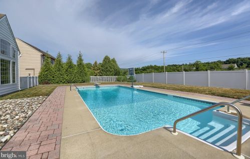 7207 Royal Oak Dr, Harrisburg PA 17112-8837 exterior