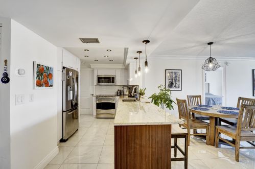5301 2nd Ave, Boca Raton, FL 33487-3833