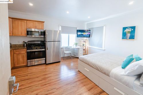 832 7th Ave, Oakland, CA 94606-3633