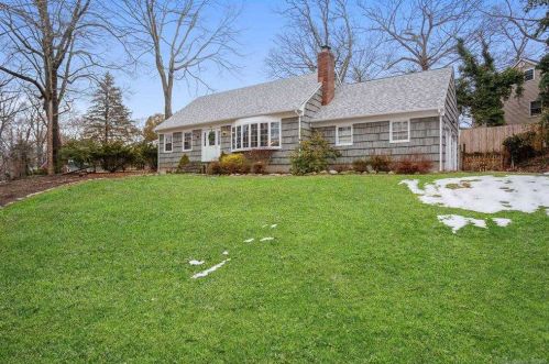 12 Magnolia Ln, Miller Place, NY 11764-1825