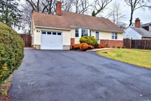 79 24th St, Huntington Station, NY 11746-3703