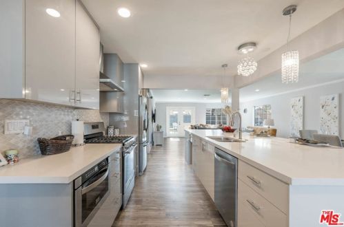 18004 Collins St, Van Nuys CA 91316-1032 exterior