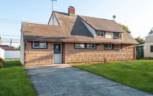 72 Lantern Rd, Hicksville NY  11801-6210 exterior