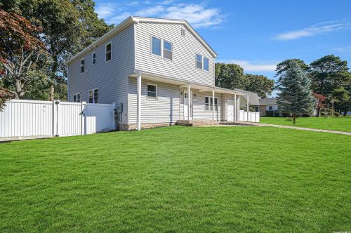 15 Goodwill Ln, Holbrook, NY 11741-3314