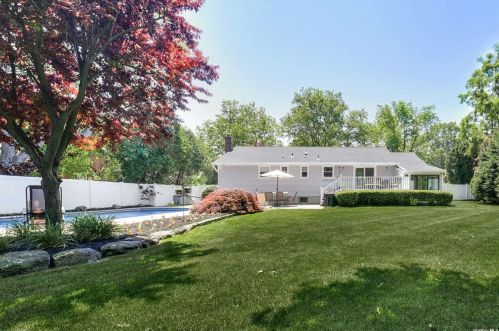 3 Lorijean Ln, Elwood NY  11731-4009 exterior