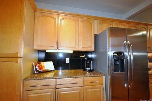 1 Maplewood Rd, Hartsdale NY  10530-1627 exterior