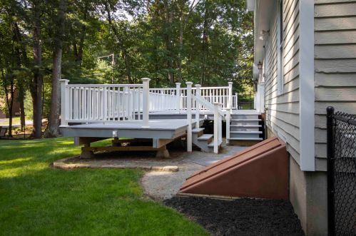 8 Cathedral Cir, Nashua NH 03063-2716 exterior