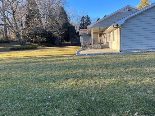 31 Morningside Dr, Bridgeport, CT 06612-1928