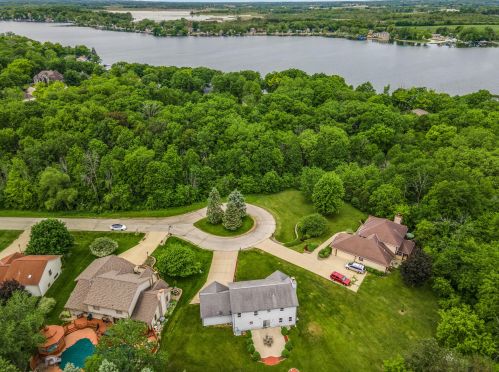 7259 Sherry Ln, Waterford, WI 53185-1866