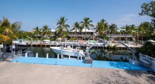 16 Corrine Pl, Key Largo FL 33037-4203 exterior