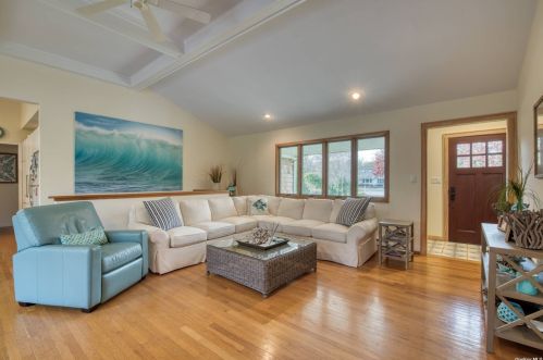 123 Spinney Rd, East Quogue, NY 11942-3207