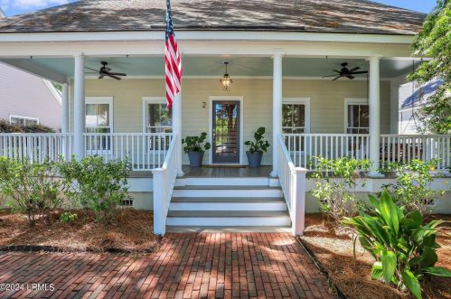 2 Bostick Cir, Beaufort, SC 29902-5704