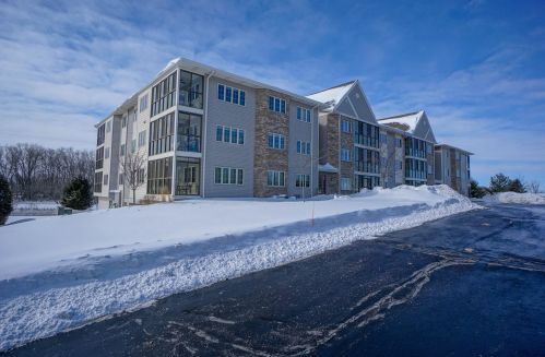 227 Oconomowoc Pkwy, Oconomowoc, WI 53066-5840