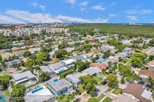 305 4th Ter, Dania Beach FL  33004-4714 exterior