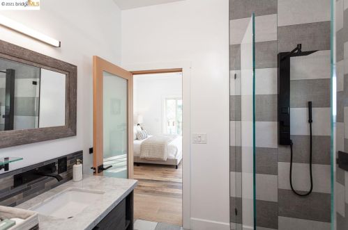 721 44th St, Oakland CA 94608-3404 exterior