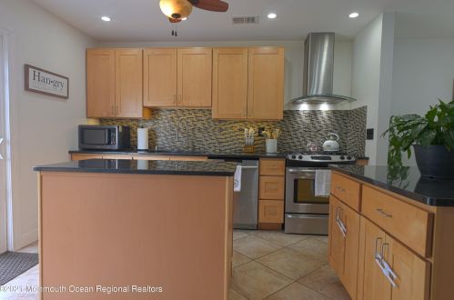 533 Dorothy Pl, Bricktown NJ  08723-8042 exterior
