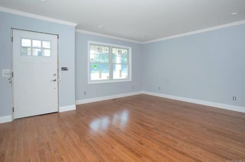 192 Albany Ave, Thornwood, NY 10594-1102