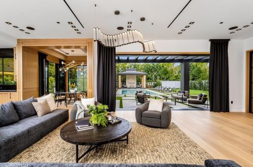 4508 Haskell Ave, Van Nuys CA  91436-3148 exterior