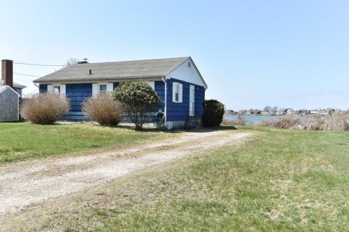 31 Sunset Shore Dr, South Kingstown RI  02882-5426 exterior