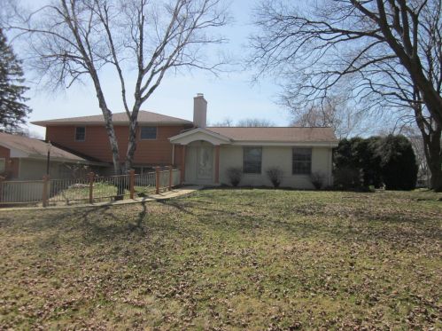 2427 Club View Dr, Milwaukee, WI 53209-1815