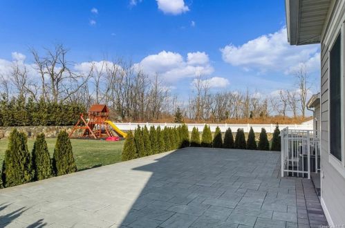 18 Hilltop Dr, Rye Brook NY  10573-5308 exterior