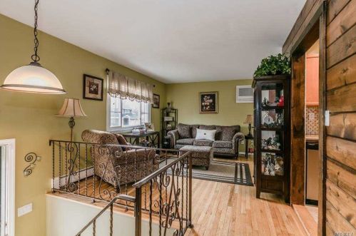 92 Washington Ave, Holtsville, NY 11742-1061
