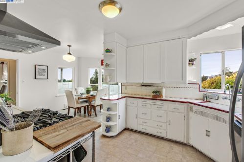 1320 Sandelin Ct, San Leandro CA  94577-3950 exterior