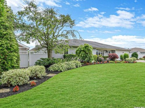 27 Harbor Ct, Copiague, NY 11726-5306