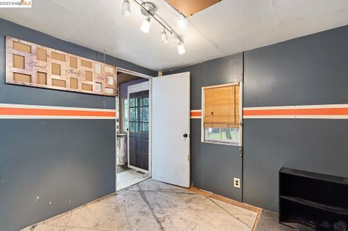 9825 E St, Oakland CA  94603-2339 exterior