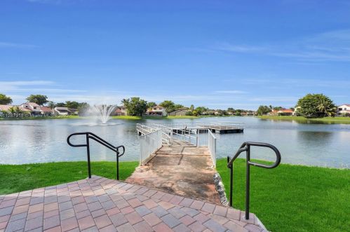 18126 61st Pl, Hialeah FL  33015-5601 exterior