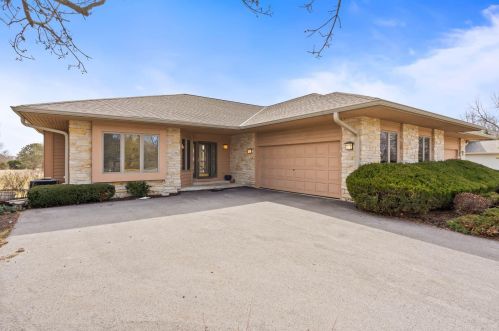 1107 Sweetbriar Ln, Chenequa, WI 53029-8633