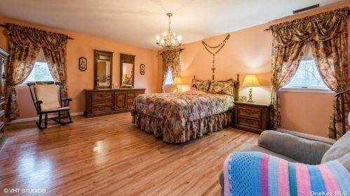 76 Shelbourne Ln, New Hyde Park NY  11040-1044 exterior