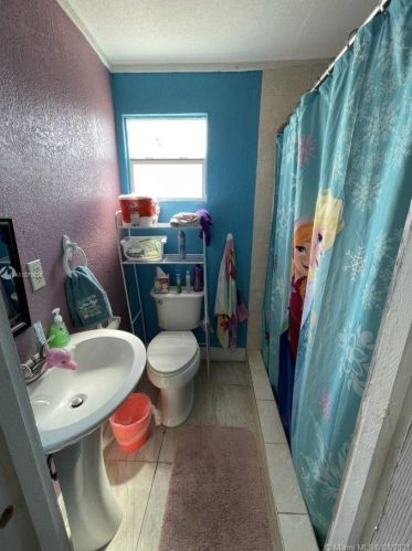 1401 29th St, Hialeah FL  33012-5551 exterior