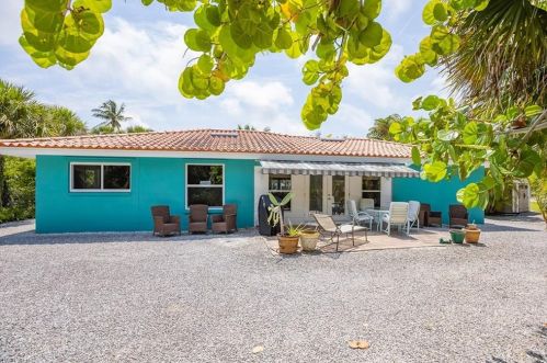 1371 Tahiti Dr, Sanibel FL  33957-2613 exterior