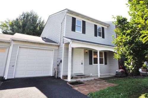 17 Larch Ct, Fishkill, NY 12524-2626