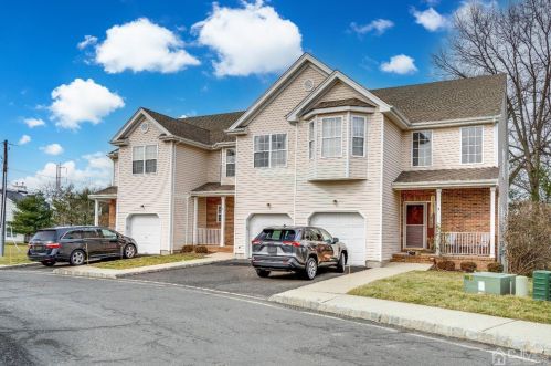 8 Burgess Dr, Piscataway, NJ 08854-6656