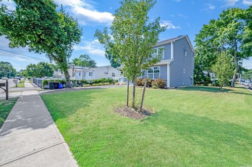 35 Brooklyn Ave, Wheatley Heights, NY 11798-3811